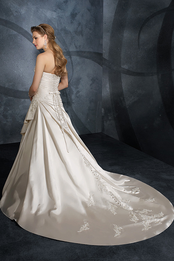 Court Train Floral Bateau Ivory Wedding Dress - Click Image to Close